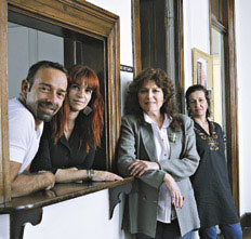 El ilustrador Istvansch, Vivi García, Liliana Bodoc y Nora Lía Sormani enseñan en el programa.